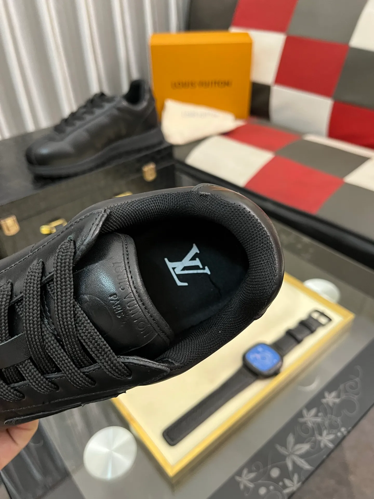 Men's shoes 💰700⌚️⌚️LV TARINE Louis Vuitton x Tyler joint model Donkey brand L family embossed couple style casual sneakers skate shoes original purchase and development This LV Trainer sneaker comes from the Louis Vuitton and Tyler collaboration series. The Monogram pattern and brand logo are transformed into nubuck calf leather embossing and side decoration respectively, witnessing the artist's creative interpretation of classic elements. The deep tones accentuate the complex upper, which requires hours of craftsmanship to complete. Exquisitely packaged at the delivery counter🛍📦 ▪️Fabrics: Original customized first-layer cowhide ▪️Inner lining: Original customized breathable mesh ▪️Outsole: Original open-molded two-color TPU combination outsole ▪️Sole thickness: 3CM ▪️Size: Women's 35-40 / Men's 38-46